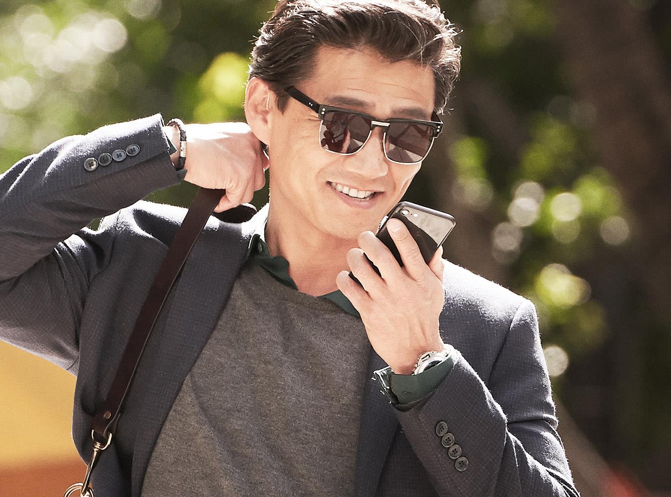 man_straming_via_app_teaser